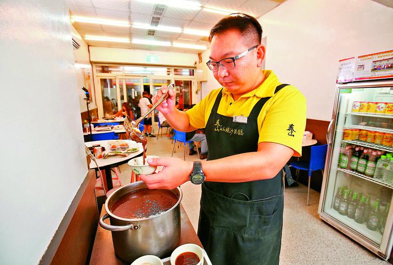 老闆徐志良在接下父親的老店後，除了在同條路上擴成一、二店，去年也在大魯閣草衙道開設第3家直營店。（記者潘自強／攝影）
