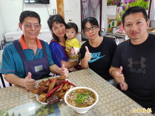 陳家古早味香菇肉羹飄香30多年，陳榮茂（左）以真材實料的平價料理，溫飽一家人，也情牽在地庄頭。（記者王涵平攝）