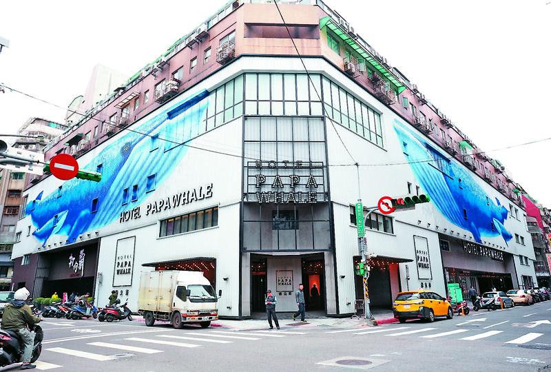 HOTEL PAPA WHALE坐落西門町昆明街與開封街口，建築外觀上白底藍色的鯨魚彩繪，格外引人駐足。旅店命名靈感來自海中霸主鯨魚，也象徵旅客住在這裡，有如鯨魚徜徉大海般優閒自在。