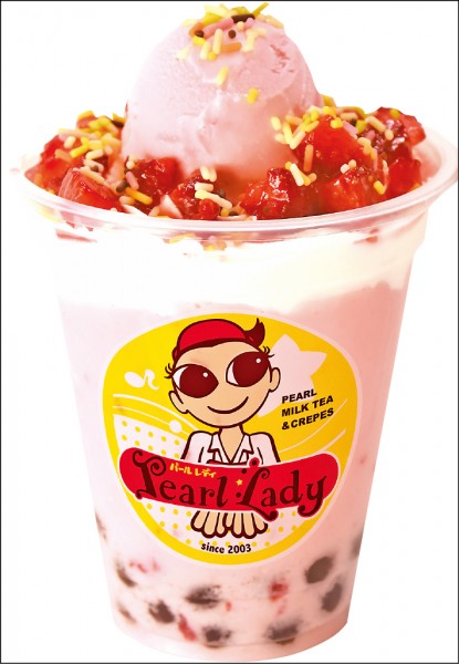 草莓牛奶冰淇淋／480日圓，是Pearllady-タピオカドリンク＆クレープ推出的商品，不只有草莓牛奶、粉圓，更多加一球草莓冰淇淋，擄獲許多少女的芳心！（圖片提供／Pearl Lady）