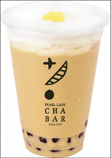 和梨奶茶／380日圓，主打中高年齡層客群的PEARL LADY CHA BAR推出的和梨奶茶，將紅茶與當地梨子一同熬煮，使得奶茶帶有淡淡果香。（圖片提供／Pearl Lady）