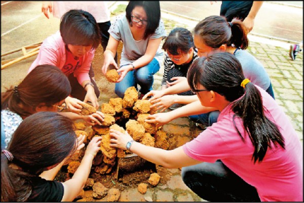 「大坪謠窯餚」藉由實際焢窯，學習到結構和熱傳導的概念。（圖片提供／大坪國小）