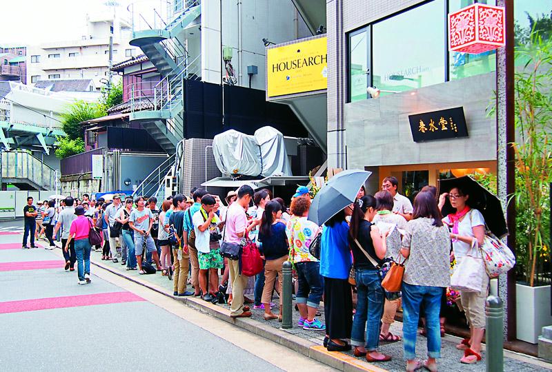春水堂目前在日本有11間分店；圖為代官山店開幕時的排隊人潮。（圖片提供／春水堂）