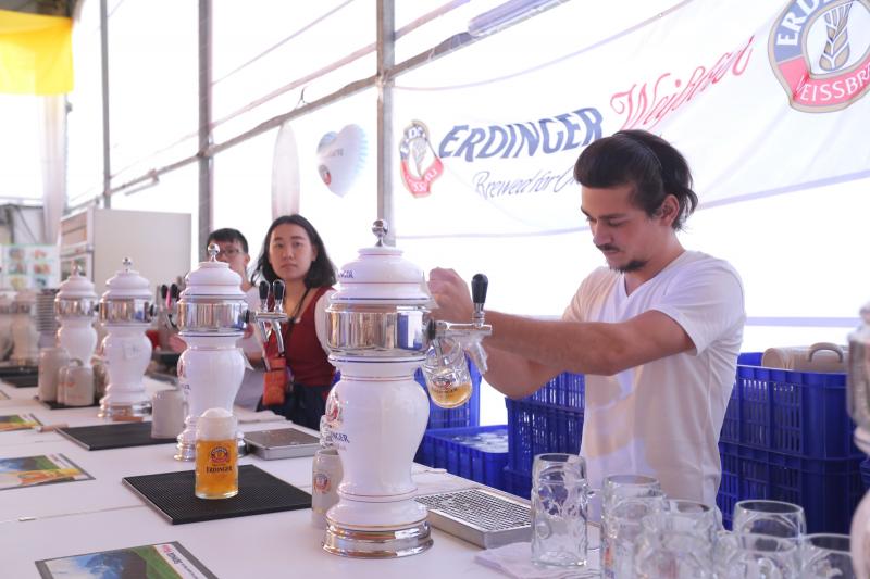 除了德國美食外，現場也有許多歐洲美食攤位值得一嚐！（記者臺大翔／攝影）