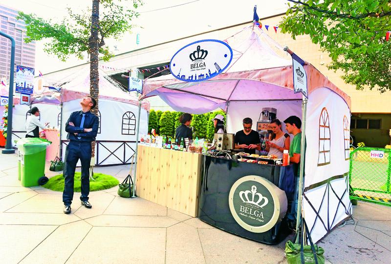 來自比利時的鬆餅，口味鹹、甜任人挑選，將鬆餅烤得酥香後再加上各種配料，是冬日中最迷人的小點選擇。（記者臺大翔／攝影）