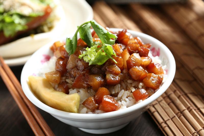 魯肉飯／小碗25元、大碗40元，圖為小碗。粒粒分明的白飯，淋上油亮亮的滷汁，「阿義魯肉飯」的甜鹹好滋味令陳珮騏念念不忘！（記者沈昱嘉／攝影）