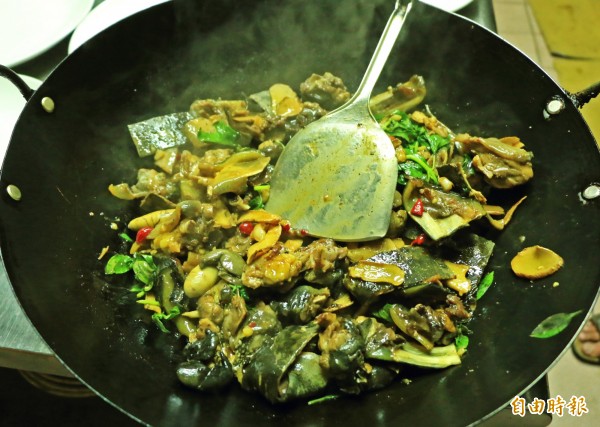 老闆的獨門好料炒甲魚，好吃沒腥味，縣議員陳光軒每來必點。（記者鄭名翔攝）