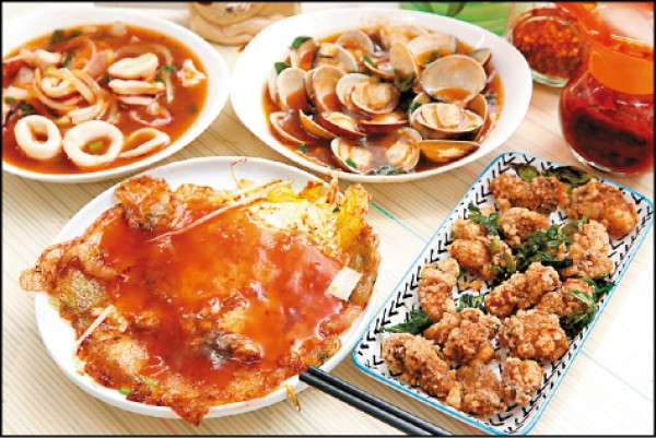元圓餐飲店的蚵仔煎（圖左下起順時針）／60元、生炒花枝／150元、生炒蛤蠣／150元、蚵仔酥／小份100元、大份200元，圖為小份。（記者潘自強／攝影）