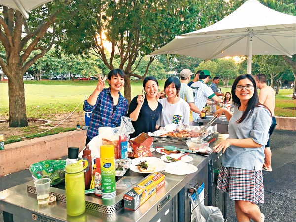 放假時與來自日本、泰國、澳門的友人相約在公園BBQ，體驗澳式生活！（圖片提供／高高）