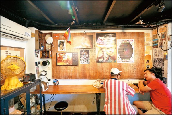 「早餐研究所」店內座位不比店外多，但用餐同時可瀏覽老闆朋友的作品，偶爾還會展出小型展覽。（記者沈昱嘉／攝影）