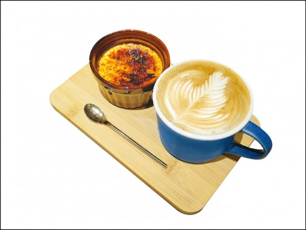 芝麻拿鐵（右）／140元、烤布蕾／90元，「1881+Coffee Shop」除販售咖啡外，每週會推出自製甜點，調低甜度的烤布蕾深獲客人好評。（記者萬玟伶／攝影）