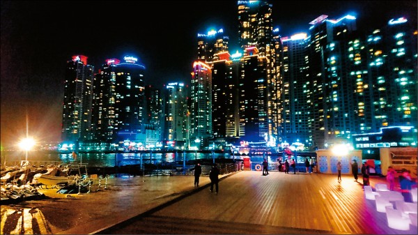 夜景逛不夠嗎？不妨到近年的新景點The bay 101延續浪漫夜生活，這裡為一個小型商場，商場碼頭區可將對面城市夜景盡收眼底。另外，韓國知名明星鄭容和也曾在網路上傳與這邊夜景的自拍照，因此這裡更成為迷妹們必追的景點之一。（圖片提供／V歐妮）