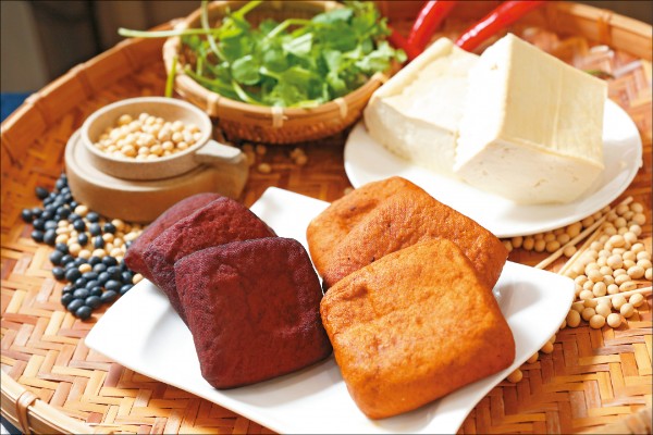 大溪以豆類食品為發展重點，圖右為紅豆乾、左為黑豆乾，後方則是有機手工豆腐。（記者陳宇睿／攝影）