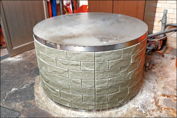 黃家後院的水井至今仍保留在大溪老街的黃日香本店，用以製作豆乾，並供民眾參觀。（記者陳宇睿／攝影）