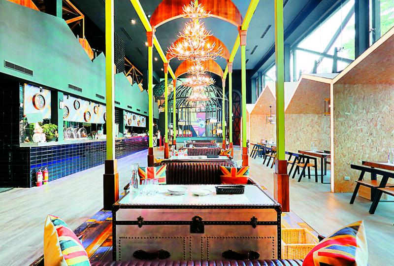復古皮箱造型餐桌、鹿角燈等，讓餐廳流露趣味風情。（記者李惠洲／攝影）