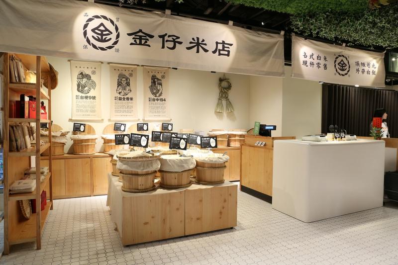 金仔米店的布置不僅很有古早味，且店內販售的米皆為每週進貨一次，以保持新鮮。（記者沈昱嘉攝）