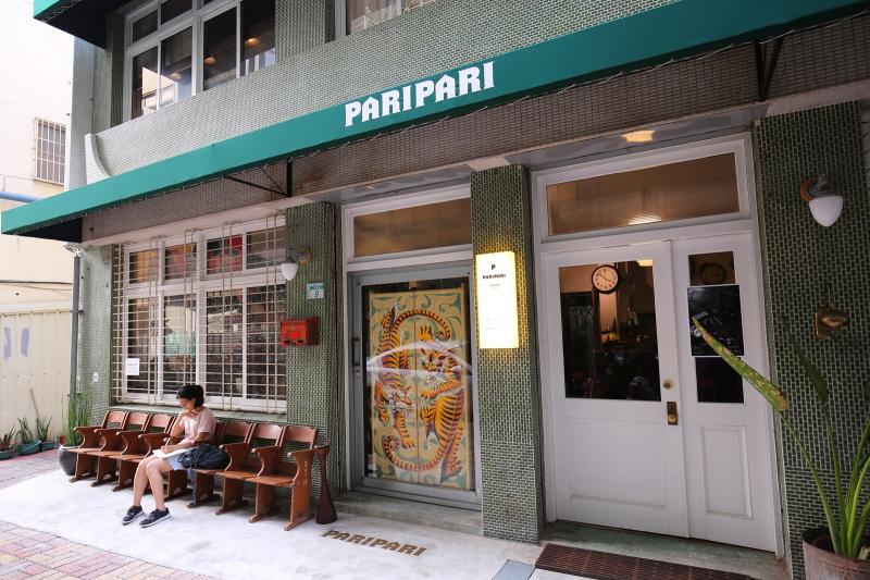 「鳥飛古物店」與Paripari apt.民宿和St1 Café共同進駐府城巷弄中的透天老宅。（記者潘自強／攝影）