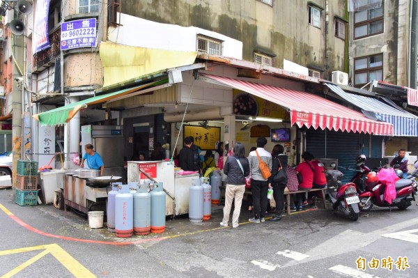 湯圓店位在羅東真中山路與中正街路口，入冬後人潮絡繹不絕。（記者張議晨攝）