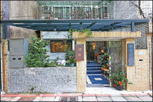 店鋪門面保留老宅設計，與內部文青又帶點工業風的裝潢相比，營造出新舊對比。（記者沈昱嘉／攝影）