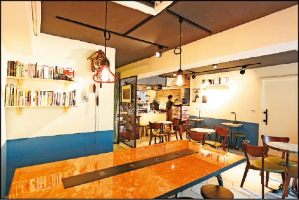 店內保留老屋格局，並且將鐵件、大理石紋材料融入裝潢，營造工業風格。（記者沈昱嘉／攝影）