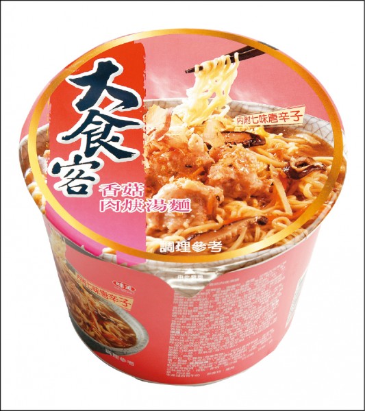 味王大食客桶麵系列香菇肉火庚湯麵／1碗35元，這款湯麵特別研發升級版配方，不但搭配七味唐辛子調味粉包，可於麵體泡開後自行「加辣」；湯頭部分更高度還原巷口小吃的芶芡濃稠口感，是國內泡麵中少見的調味吃法。（記者陳宇睿／攝影）