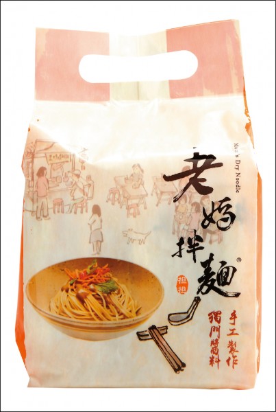 老媽拌麵老成都擔擔麵／1袋145元（1袋4包），「老媽拌麵」的麵體來自台南關廟區，以傳承古法手工精製的手作日曬麵條。這款老成都擔擔麵，以花椒、芥花籽油煉製而成的紅辣油，搭配濃郁的芝麻醬，最後再撒上炸至微微焦黃的蒜酥，嚐起來香麻帶勁，重現四川庶民美食擔擔麵的滋味。（記者陳宇睿／攝影）