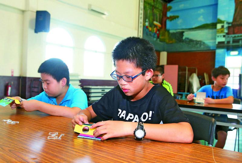 孩子們在台長指導下，自己製作三倍鏡。（記者臺大翔／攝影）