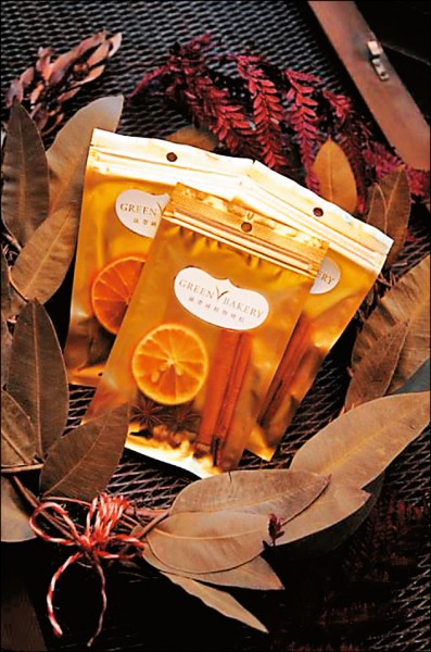 GREEN BAKERY 綠帶純植物烘焙暖心熱紅酒香料包 MULLED WINE DIY KIT／ 160元（25g+-5g），含八角、肉桂棒、丁香、白荳蔻、月桂葉、香橙等天然香料，除了煮成熱紅酒，也可與無糖桑葚汁共煮。（圖片提供／GREEN BAKERY 綠帶純植物烘焙）