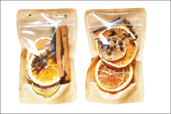 布丁公司 Pudding Company 熱紅酒香料包 Mulled Wine／1包 200元（20～30g） ，內含乾燥橙片、無毒乾燥檸檬片、肉桂棒、台灣馬告、眾香子、荳蔻、丁香、香草豆獨家配方，亦可加入新鮮的柳橙或西洋梨增添果香。（圖片提供／布丁公司Pudding Company）