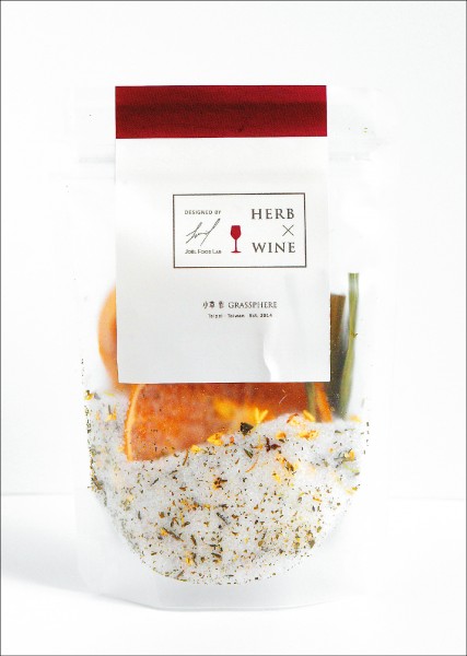 小草作 Grassphere香料紅酒包（亞洲風味）／1包238元（61g），亞洲風味款含有煎茶、小草作自己栽種的檸檬草，為日式風味。（記者陳宇睿／攝影）