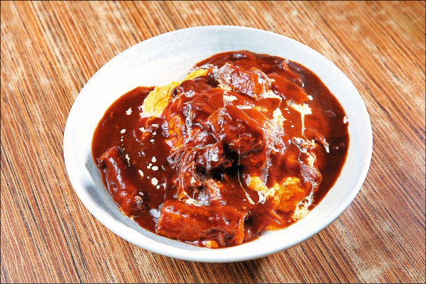 牛肉風呂蛋包飯／250元（附小菜），因店家最早用的餐盤像浴缸，而取名牛肉風呂（即日文的泡澡），濃稠醬汁搭配軟嫩的牛肉與蛋包飯，口感濃郁。（記者潘自強／攝影）