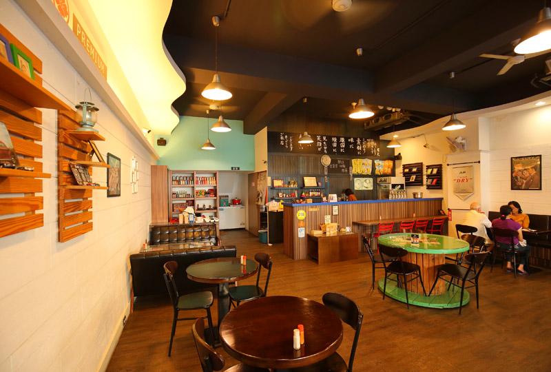 店面空間寬敞，每張桌椅各有風格。（記者潘自強／攝影）