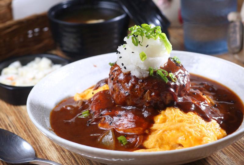 森本漢堡排蛋包飯／ 240元（附小菜），厚實的漢堡排是以新鮮牛肉製作，採現點現煎，醬汁則有紅酒茄汁醬、咖哩醬，以及濃稠微酸口感的多明格拉斯醬可選擇，都是店家自行熬煮。（記者潘自強／攝影）