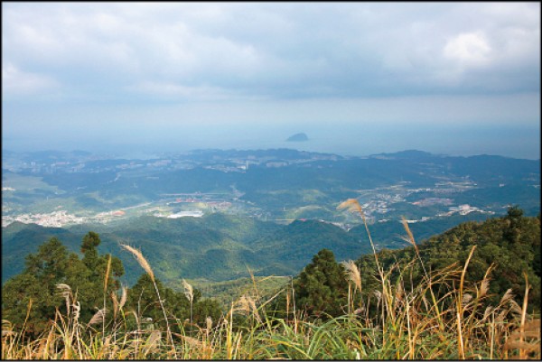 若在晴天造訪五分山步道，山頂的視野絕佳，甚至可以看到基隆嶼及在海上作業的船隻。（記者沈昱嘉／攝影）