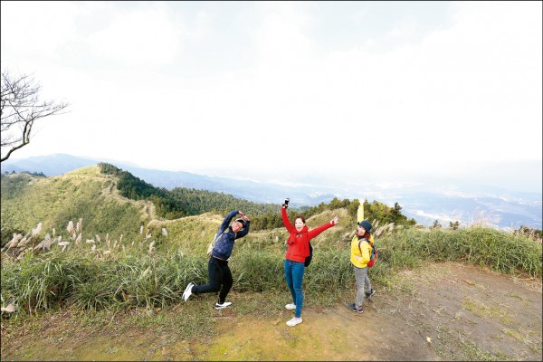新北市平溪區五分山的登山步道平易近人，還可遠眺台北盆地與海岸線風景，是東北角適合迎曙光的步道。（記者沈昱嘉／攝影）