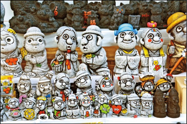 具濟州島在地特色的各式紀念品。