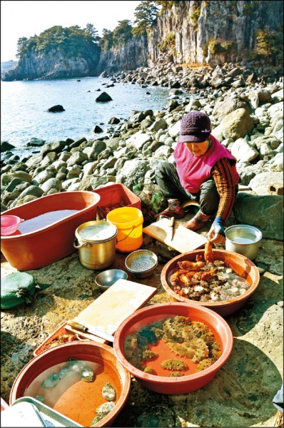 正房瀑布海岸邊有人販售海產，遊客也可在海岸邊現場品嘗海產料理。