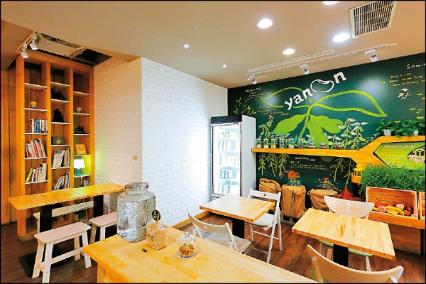 店內以黃光營造溫馨氛圍，看起來像是咖啡店，還設有透明廚房。（記者李惠洲／攝影）