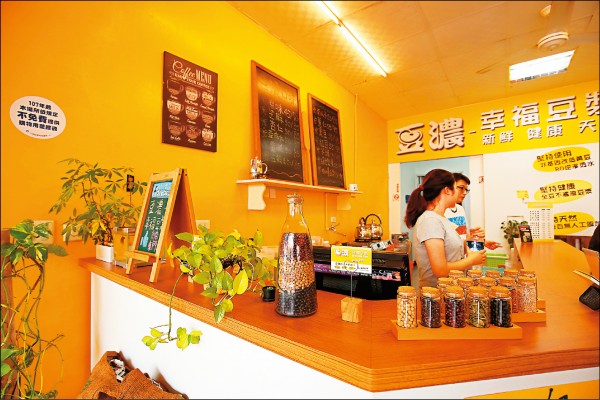 店內以黃色為主色調，象徵純黃豆製成的豆漿是偏黃色而非純白色。（記者潘自強／攝影）