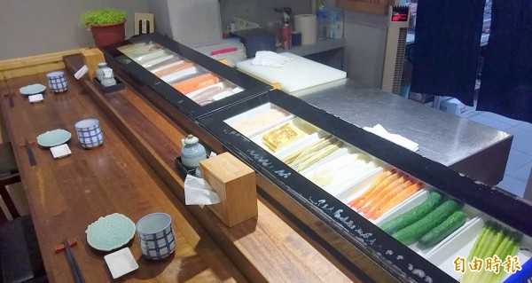 南投市「昭割烹」日本料理店中的冰櫃式吧檯（中），讓人可清楚看到各式各樣新鮮的食材，十分特殊。（記者謝介裕攝）