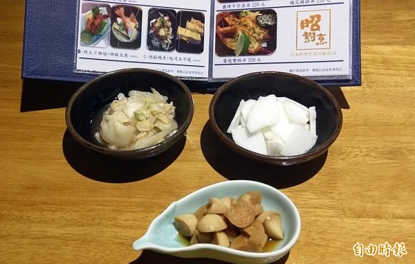 南投市「昭割烹」日本料理店充滿濃厚台灣風味，柚子蘿蔔（右上）、精緻泡菜（左上）及漬蒜頭（下），係店內最具人氣的3樣小菜。（記者謝介裕攝）