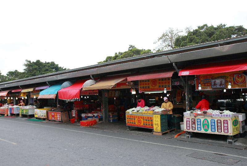 福安宮後方有商店街，吃得到也買得到車城在地的紅仁鴨蛋、洋蔥、綠豆蒜等名產小吃。