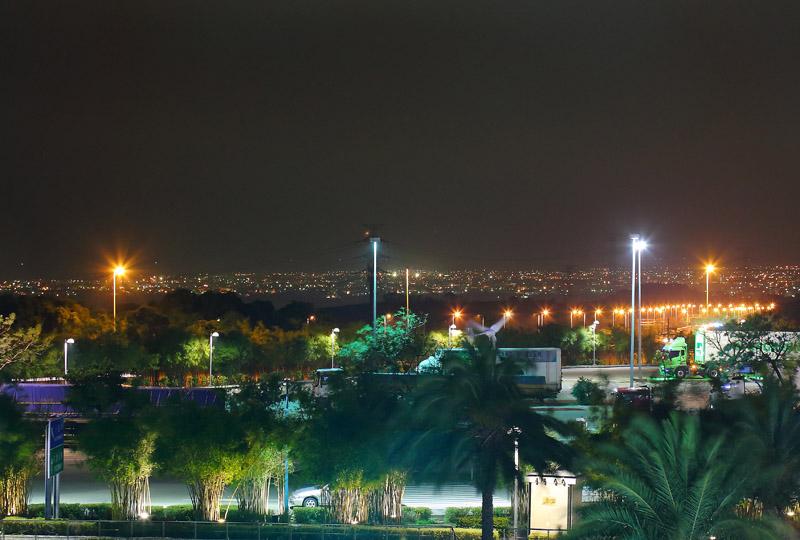 清水服務區的美麗夜景，吸引在地人或觀光客前來觀賞。