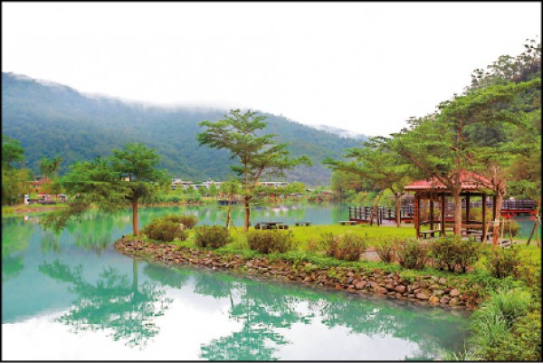 望龍埤周遭青山圍繞，給人一種愜意田園氛圍。（記者陳宇睿／攝影）