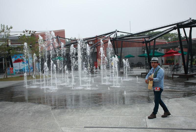 親子戲水噴水池不定時噴水，偶有街頭藝人獻藝，吸引民眾駐足欣賞。