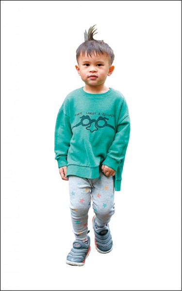 BEAU LOVES鋪棉Oversized韓風上衣／1,580元（購於GIF KIDS 小時尚購物網）、H&M星星棉質緊身褲／確切價格已忘，約100元（購於H&M特價區）、NIKE毛毛蟲鞋／確切價格已忘，約1,200元。大鼻子眼鏡Logo上衣低調透露了阿財是宅女小紅的兒子。（記者陳宇睿／攝影）