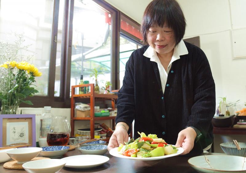 秉持「照顧好食材、維持其特色」之原則做菜的張慰慈，信手拈來的菜餚看似簡單，卻豐富有味！（記者陳宇睿／攝影）