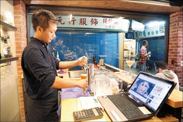 東市1001：隱藏在市場內的酒吧，可從店內看到店外面的舊市場景致，渾然天成的衝突感令人玩味。（記者陳宇睿／攝影）〈b〉☆飲酒過量 有害健康 禁止酒駕☆〈/b〉
