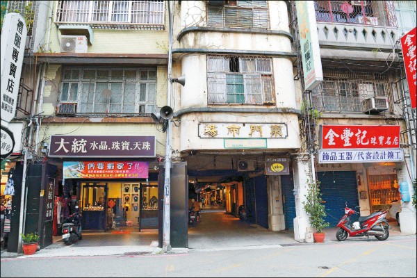 外觀老舊的市場大門，走進去卻別有洞天。（記者陳宇睿／攝影）
