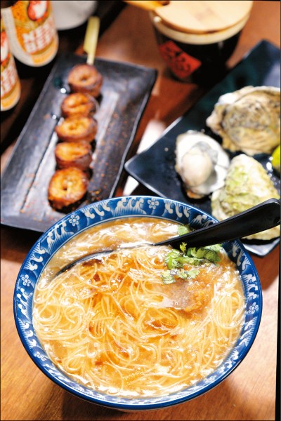 享初食堂：鮮蚵麵線／100元、烤大腸／60元，新鮮的青蚵內有鮮味十足的湯汁，加入麵線中增添海味，再配上肥嫩烤大腸就是加強版的享受！（記者陳宇睿／攝影）